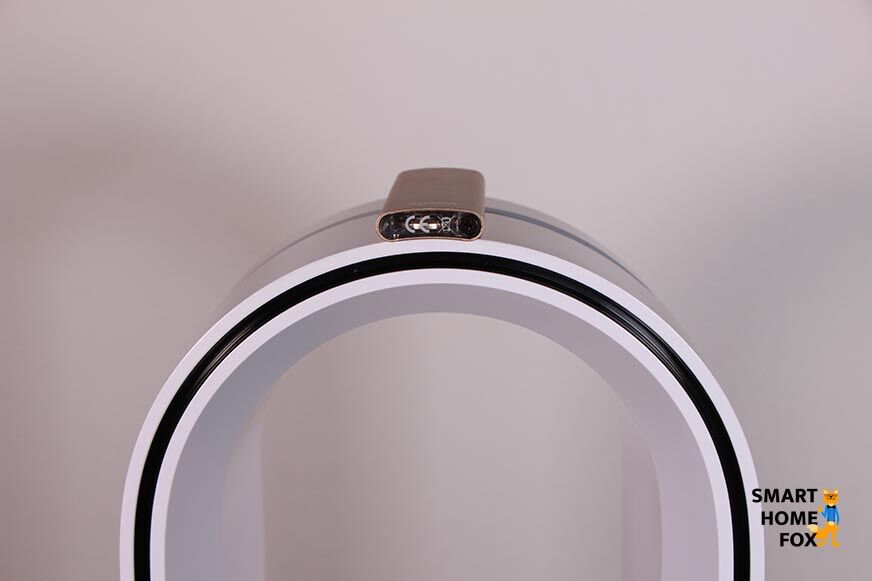 Пульт дистанционного управления воздухоочистителя и башенного вентилятора Dyson Purifier Cool прикреплен магнитом к верхней части башни